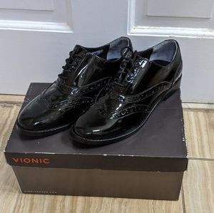 Vionic Women's Black Patent Wingtip Oxford